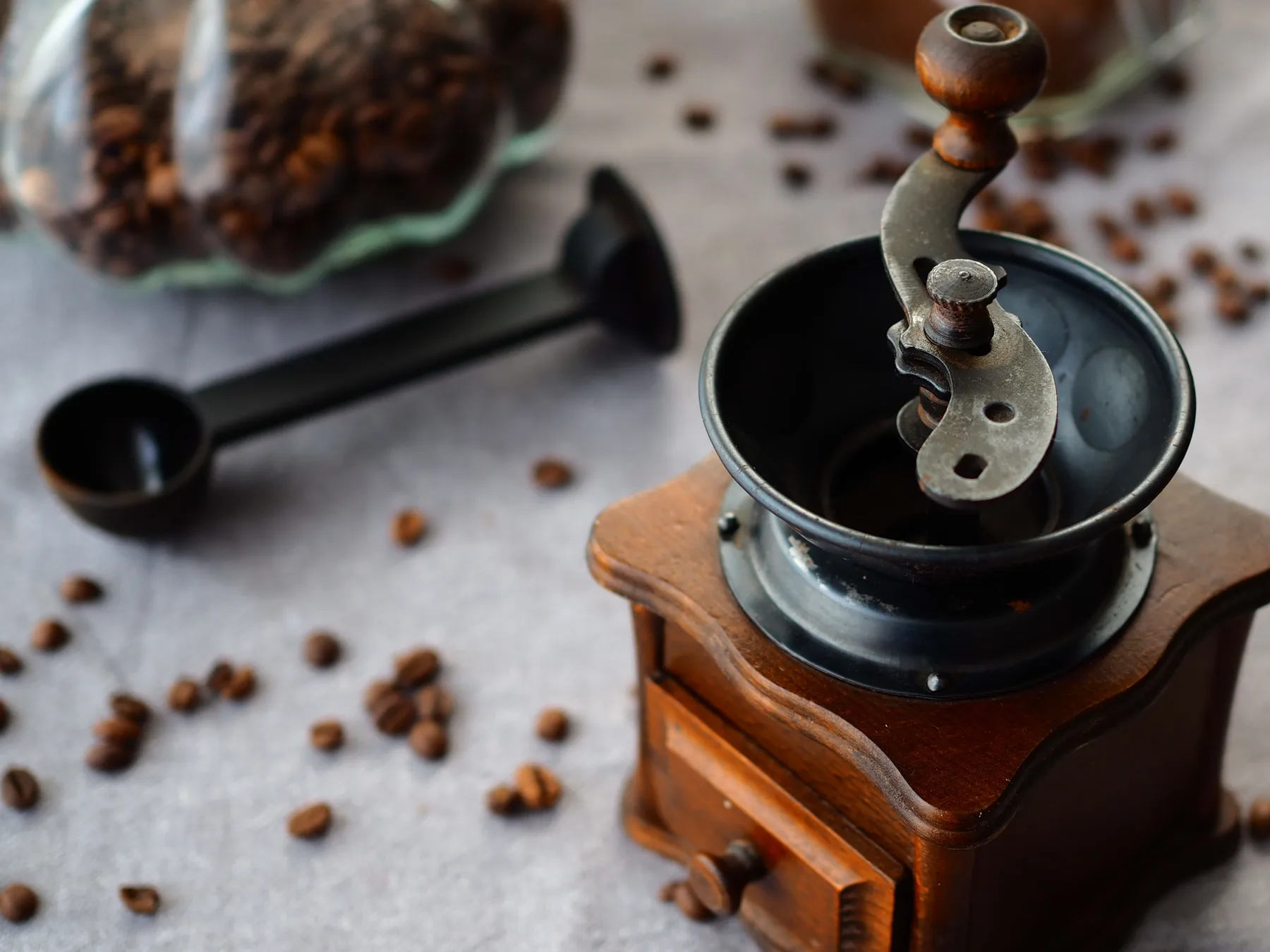 Manual burr grinder with whole coffee beans